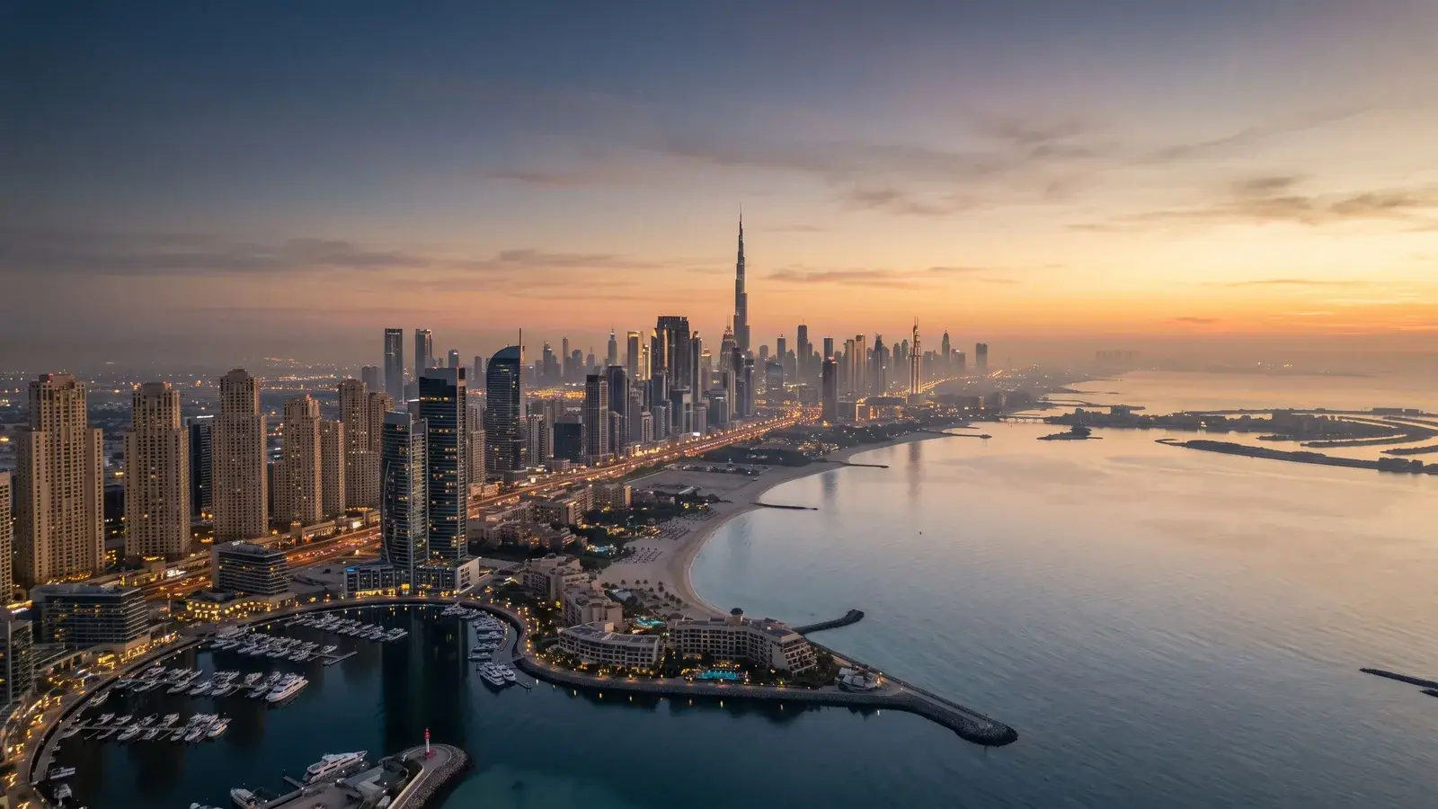 Spokojna panorama wybrzeża i panoramy Dubaju o świcie. Ilustracja do tematu: Wojna a Złota Wiza: czy ZEA to bezpieczna przystań dla kapitału i rodziny.
