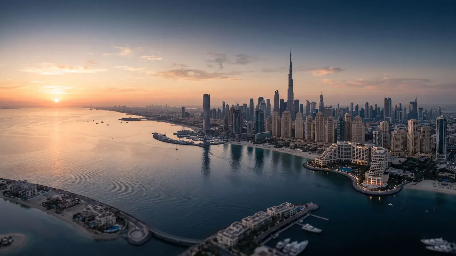 Spokojna panorama wybrzeża i panoramy Dubaju o świcie. Ilustracja do tematu: Wyjazd awaryjny do ZEA a polska rezydencja podatkowa.