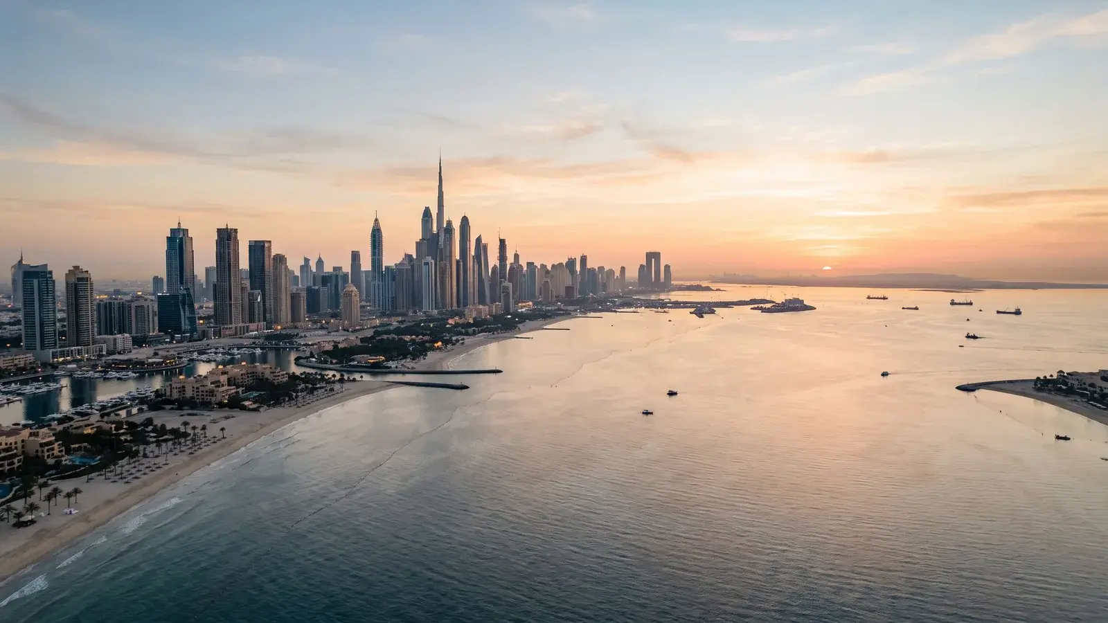 Spokojna panorama wybrzeża i panoramy Dubaju o świcie. Ilustracja do tematu: ZEA vs Szwajcaria, Singapur i Portugalia: która bezpieczna przystań.