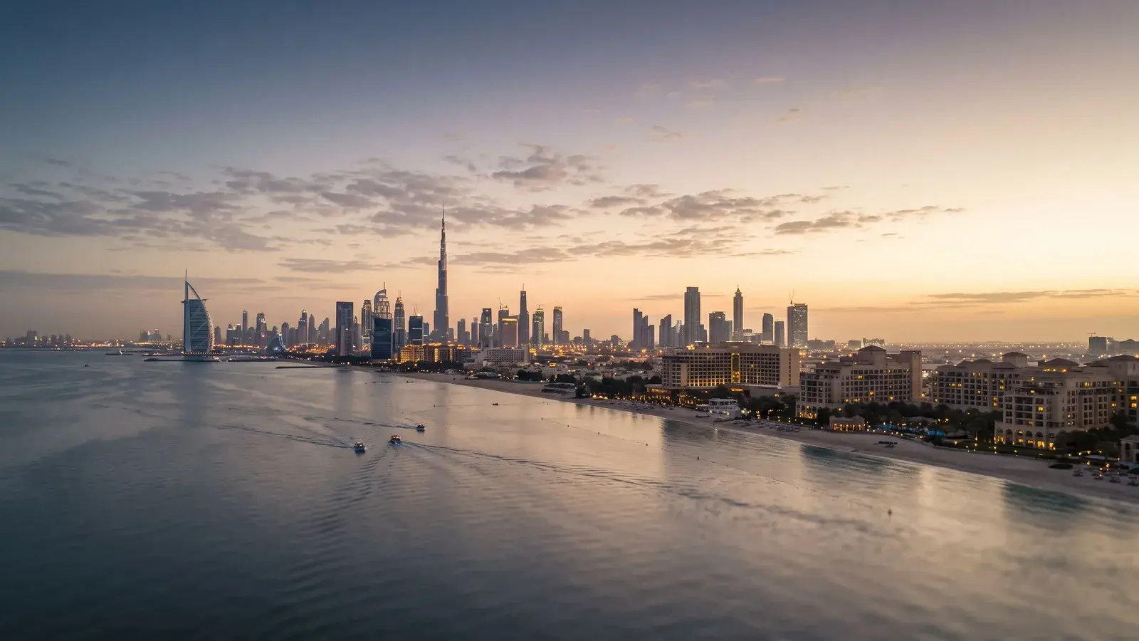 Spokojna panorama wybrzeża i panoramy Dubaju o świcie. Ilustracja do tematu: Korzyści w kryzysie: dywersyfikacja jurysdykcyjna przez ZEA.