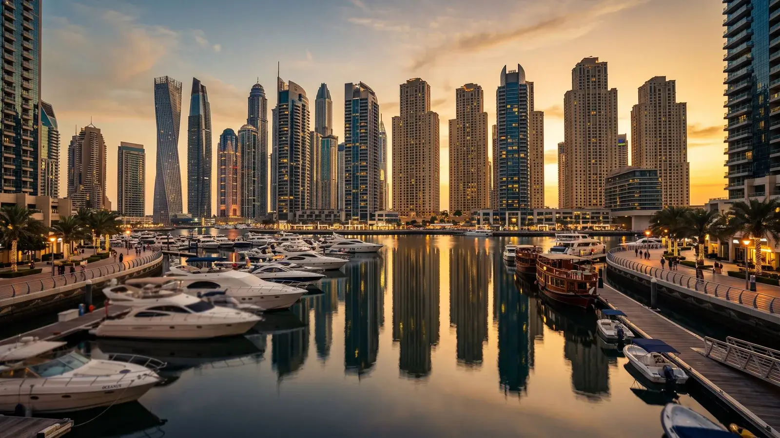 Wieżowce mieszkalne Dubai Marina o zachodzie słońca. Ilustracja do tematu: Ukryte koszty zakupu nieruchomości w Dubaju.