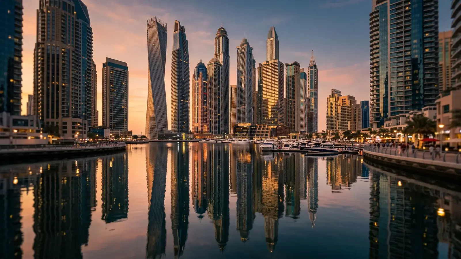 Wieżowce mieszkalne Dubai Marina o zachodzie słońca. Ilustracja do tematu: Złota Wiza przez zakup nieruchomości w Dubaju.