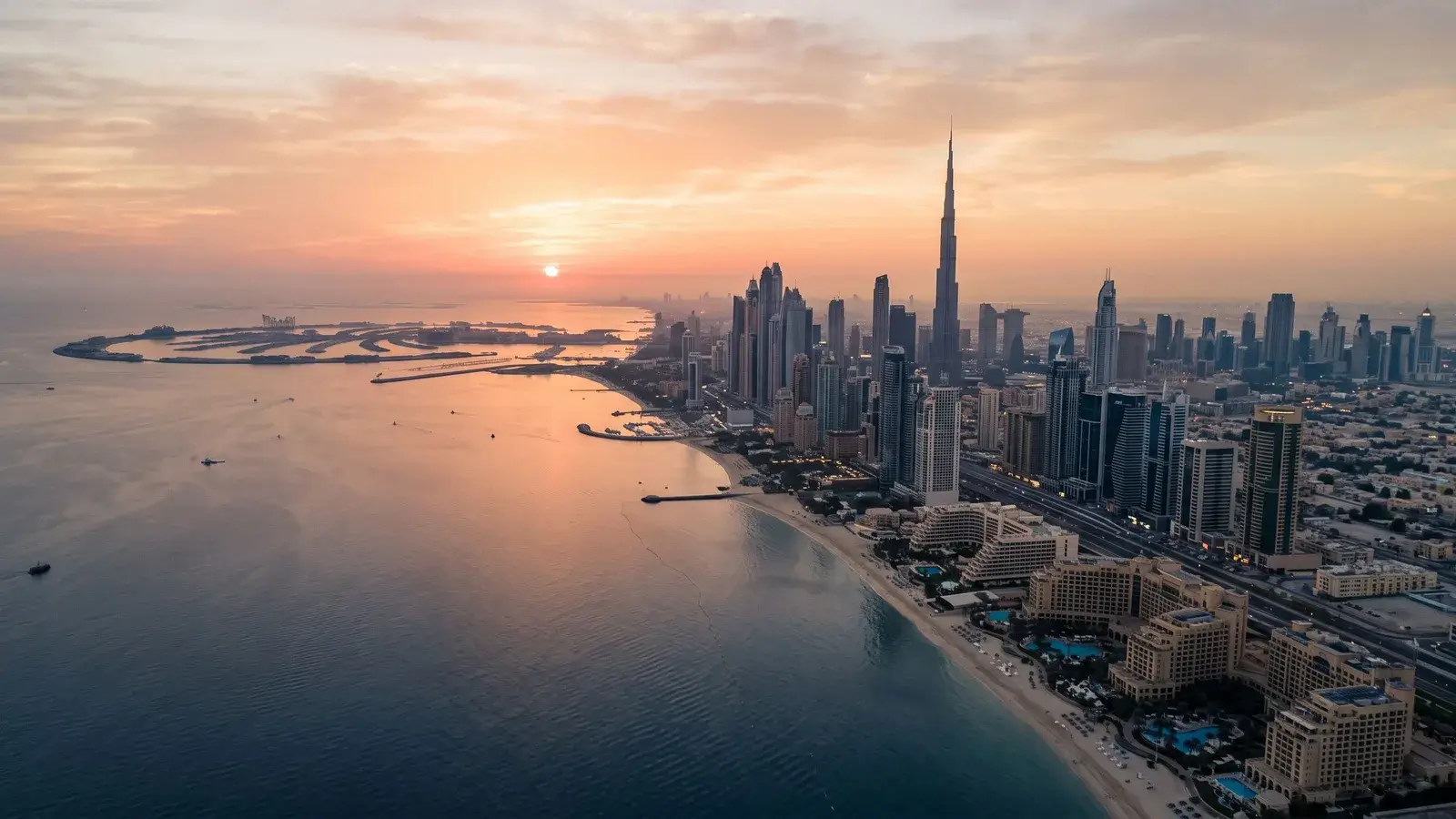 Spokojna panorama wybrzeża i panoramy Dubaju o świcie. Ilustracja do tematu: Słabe punkty ZEA: uczciwa lista ryzyk bezpiecznej przystani.