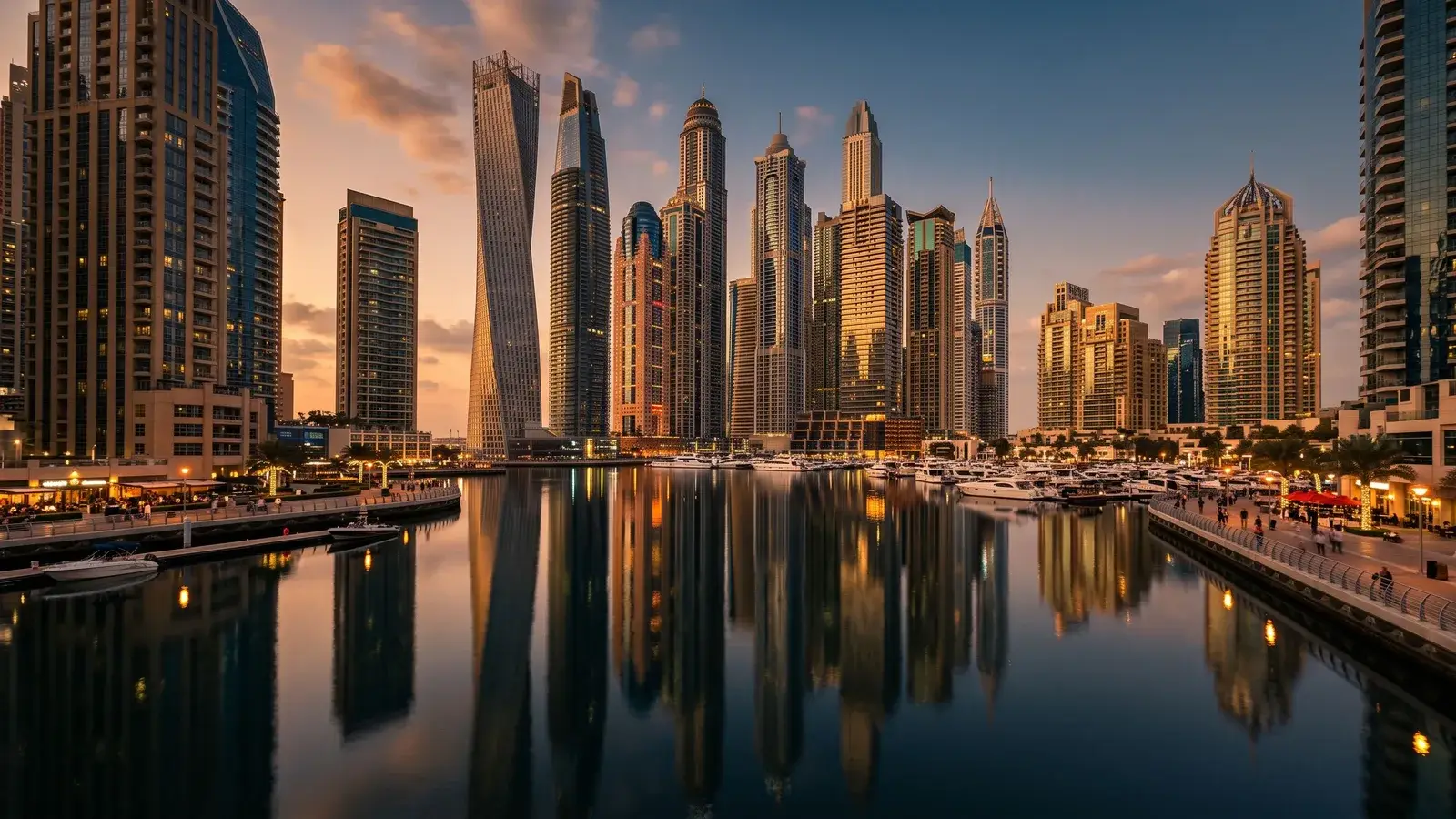 Wieżowce mieszkalne Dubai Marina o zachodzie słońca. Ilustracja do tematu: Co dzieje się ze Złotą Wizą po sprzedaży nieruchomości.