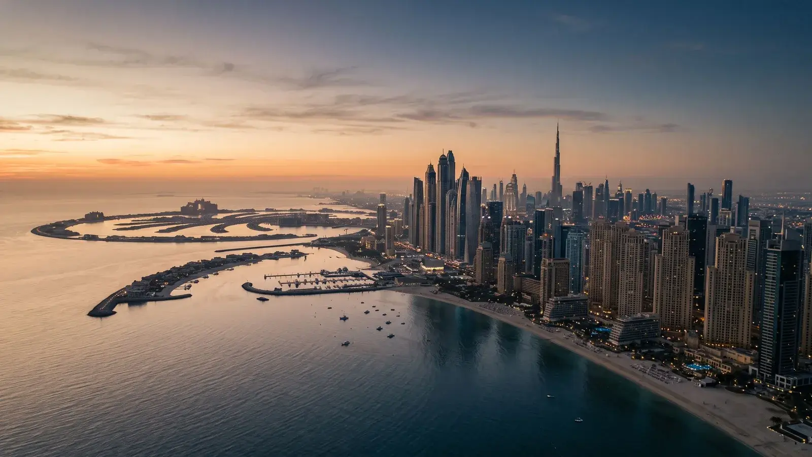 Spokojna panorama wybrzeża i panoramy Dubaju o świcie. Ilustracja do tematu: Neutralność ZEA i napływ kapitału: dlaczego majątek płynie do Dubaju.