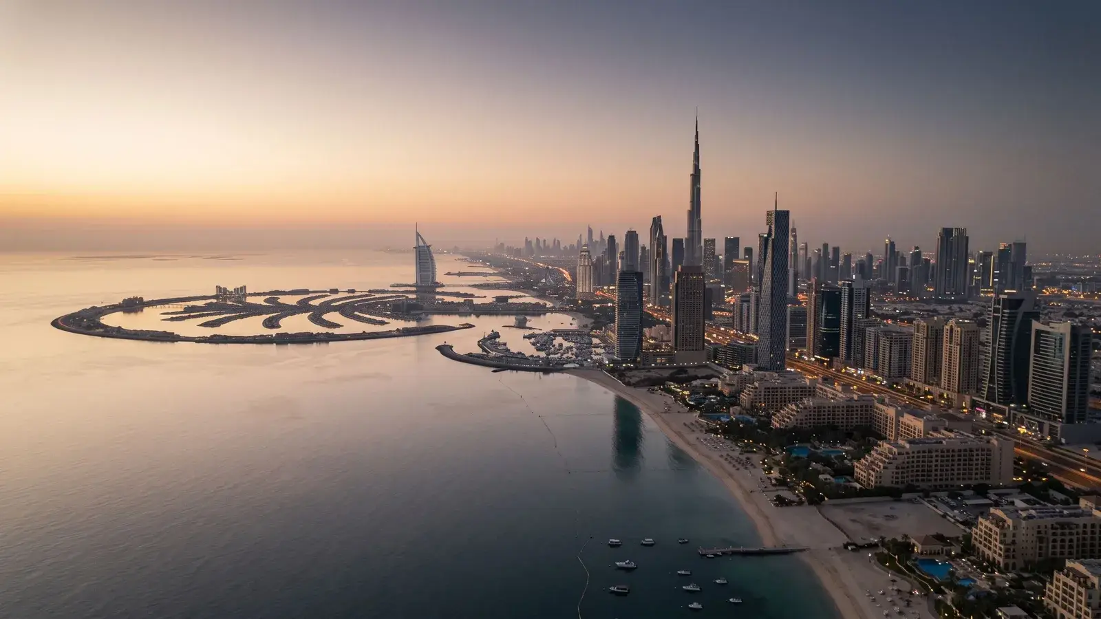 Spokojna panorama wybrzeża i panoramy Dubaju o świcie. Ilustracja do tematu: Złota Wiza jako plan B: rezydencja zapasowa dla rodziny.